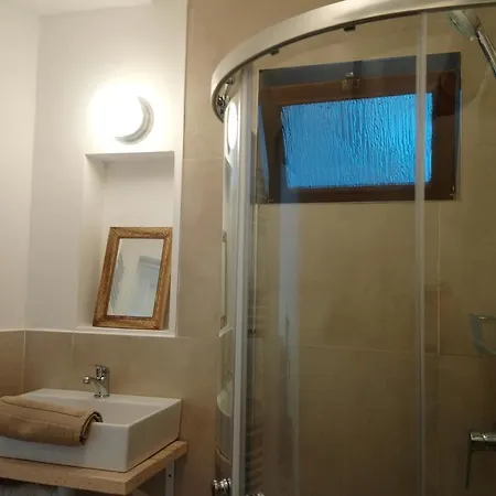 Center Avenue Studio Apartment *