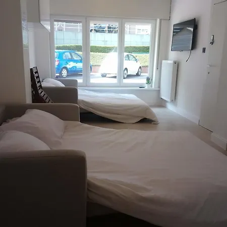 Center Avenue Studio Apartment *