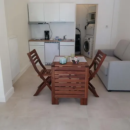 Center Avenue Studio Apartment *